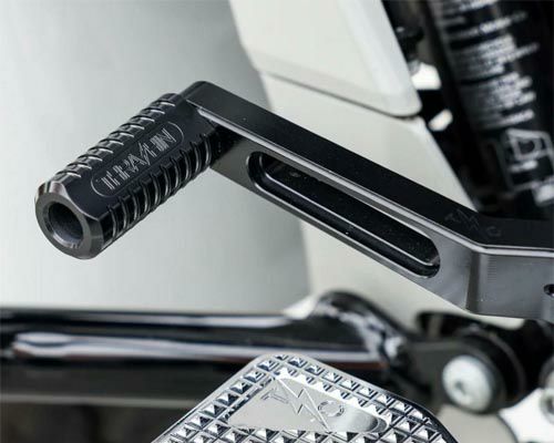 ハーレー、ツーリングモデル Thrashin（スラッシン）Peg