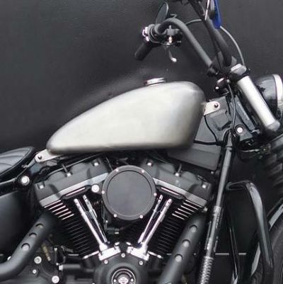 M8ソフテイル用スポーツスタースタイル フューエルタンク 未塗装