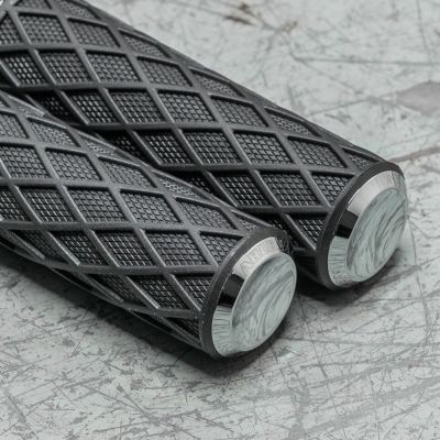 Arlen Ness ダイアモンド・ハンドグリップセット (クローム) 2024以降 ロードグライド、ストリートグライド