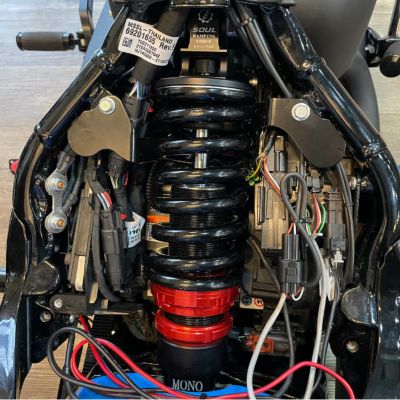 SOUL 減衰調整機構付き リアサスペンション ブラック/レッド 12.5インチ M8ソフテイル