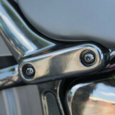 2008以降 ソフテイル フェンダーストラットマウントボルトセット (グロスブラック) Screws4Bikes