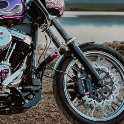 M8 ソフテイル、2006以降 ダイナ アルミフォークブレース (アルミシルバー) OG