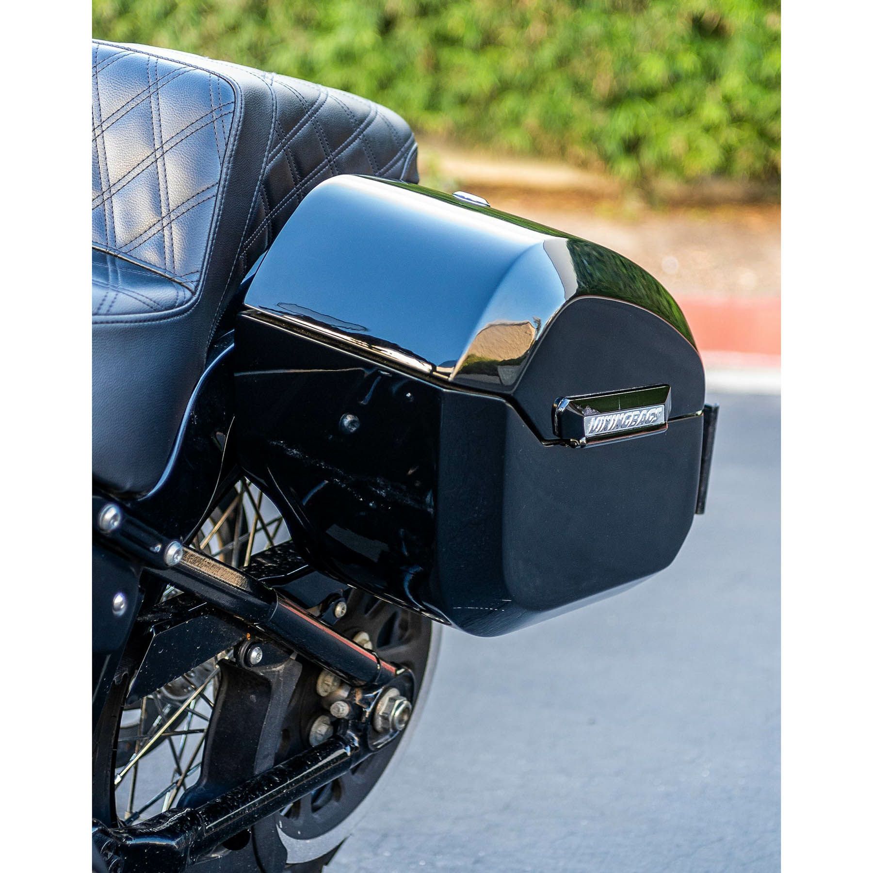 M8 ストリートボブ、スタンダード Darkin 32L クイックマウント・ラージサドルバッグ (グロスブラック) Viking Bags2