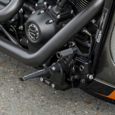 M8ソフテイル用 ブレーキペダルサポートブラケット Thunderbike