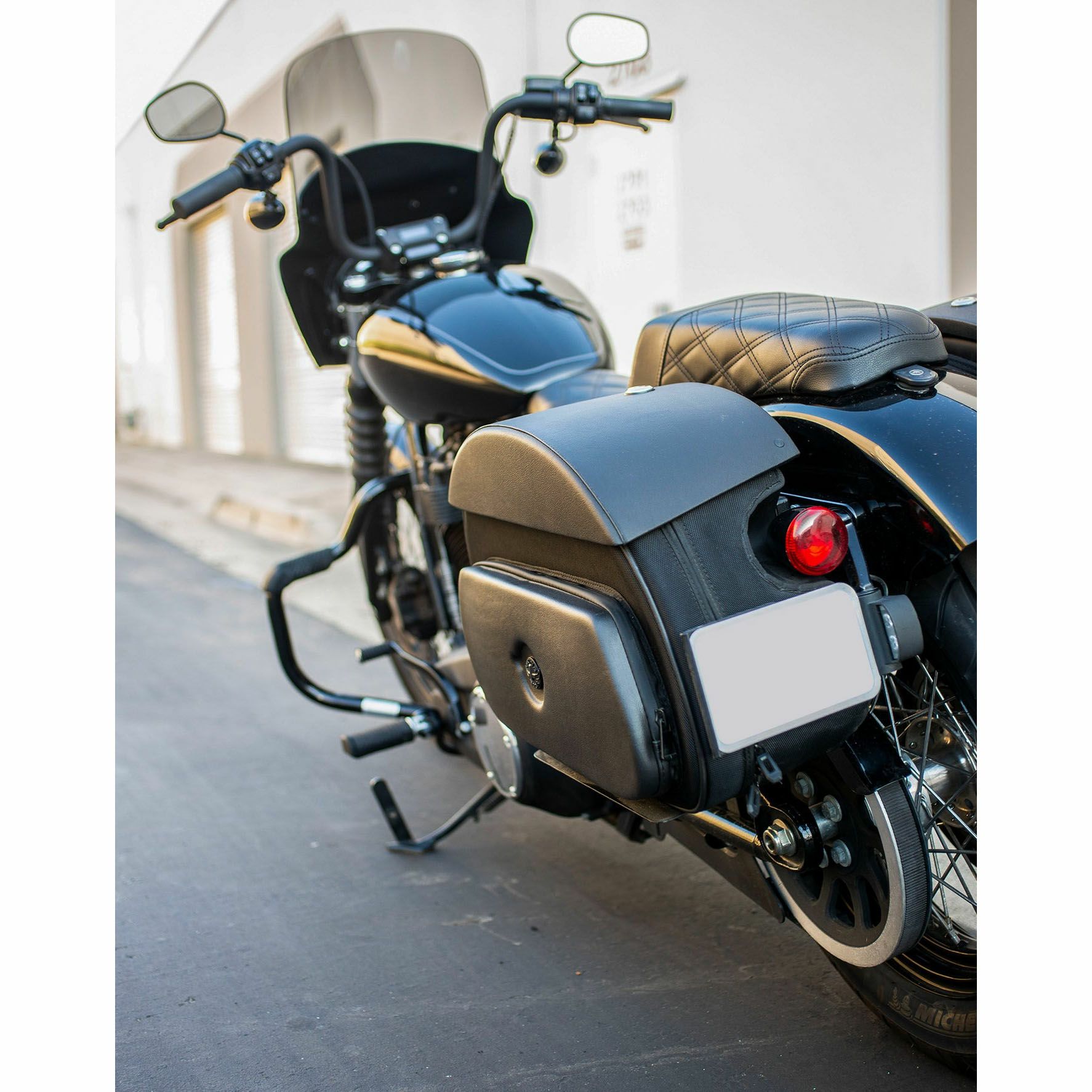 M8 ストリートボブ、スタンダード Stealth 30L クイックマウント・サドルバッグ Viking Bags2