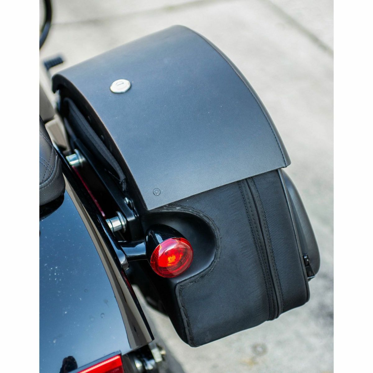 M8 ストリートボブ、スタンダード Stealth 30L クイックマウント・サドルバッグ Viking Bags5