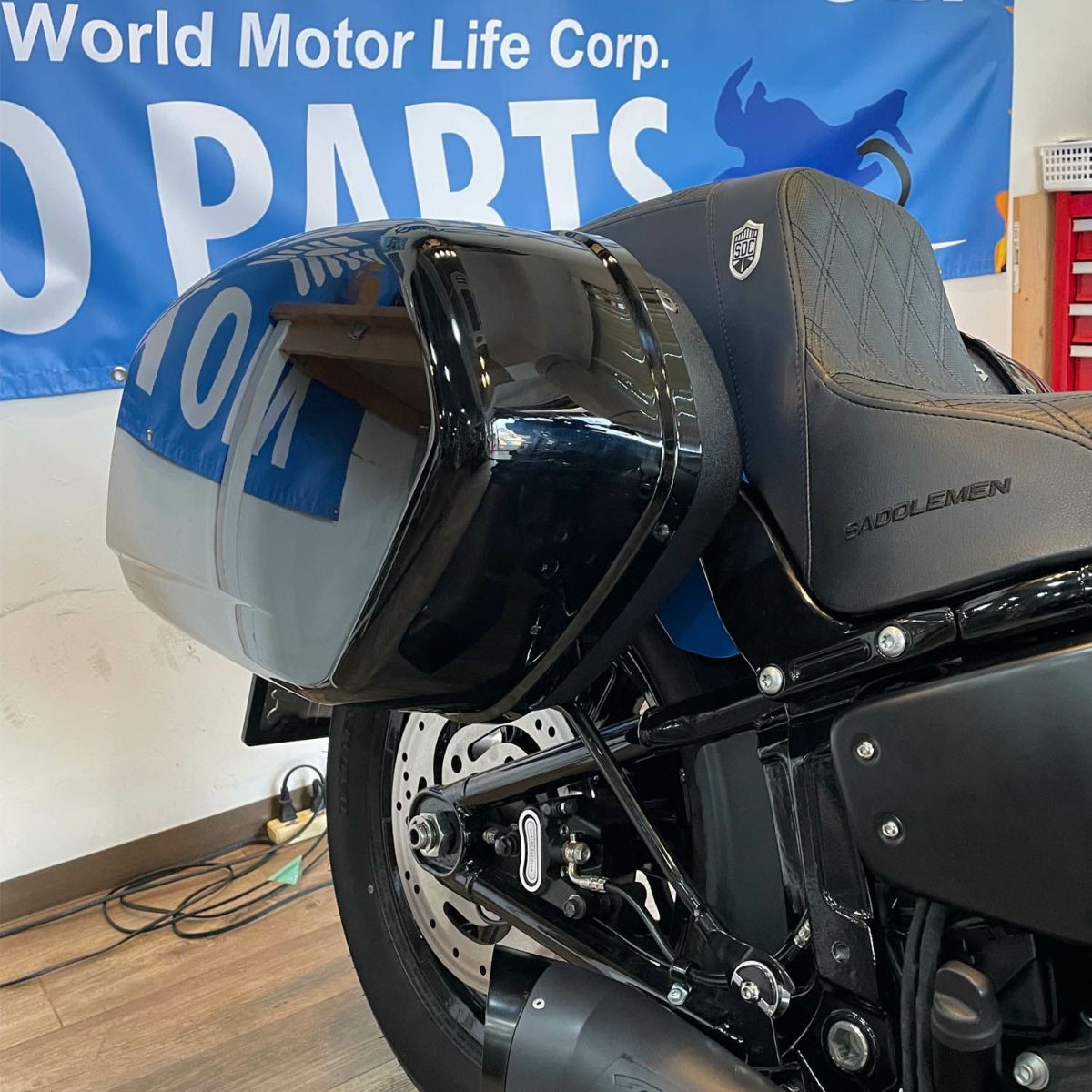 M8ソフテイル ローライダーSTスタイル ハードサドルバッグ グロスブラック