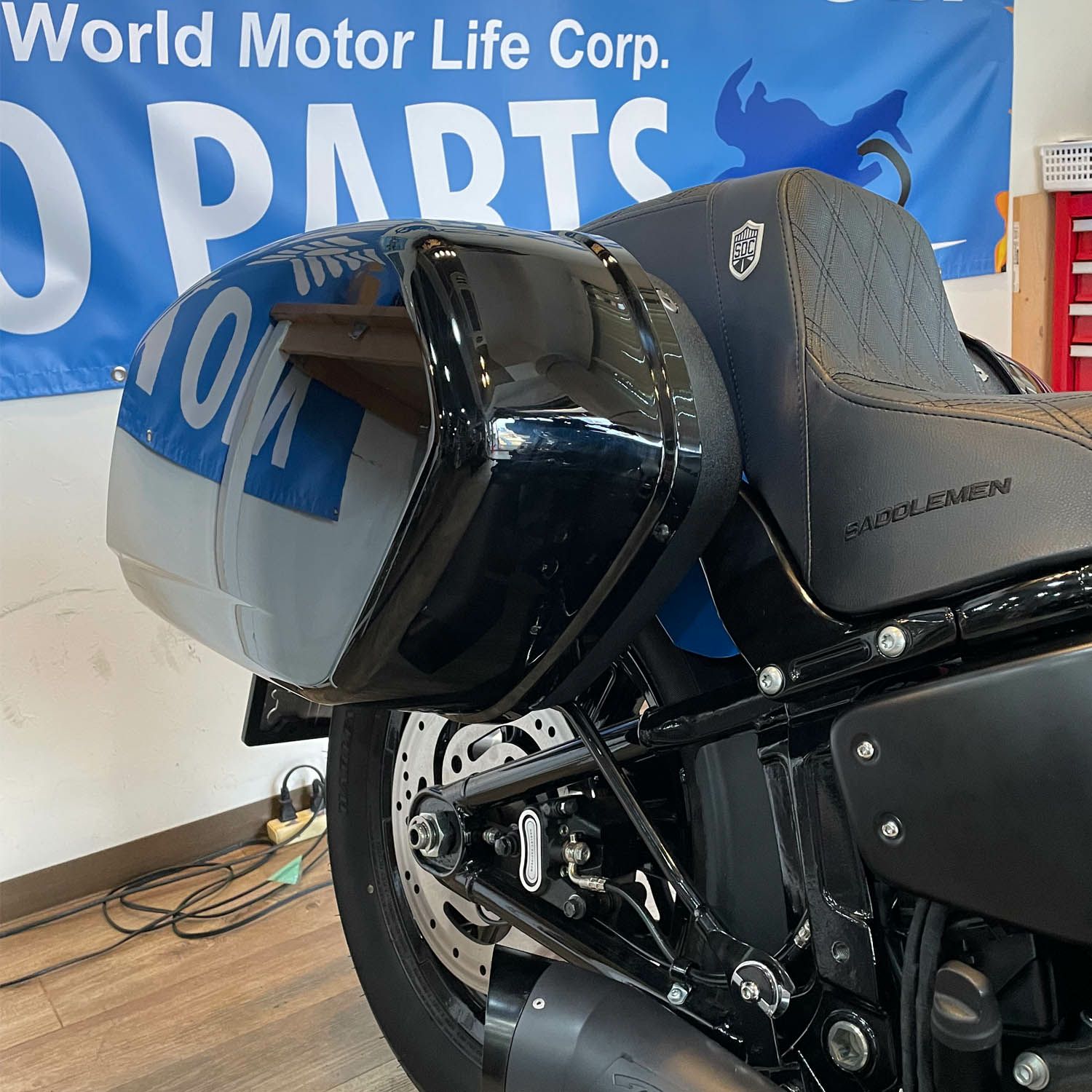 M8ソフテイル ローライダーSTスタイル ハードサドルバッグ グロスブラック