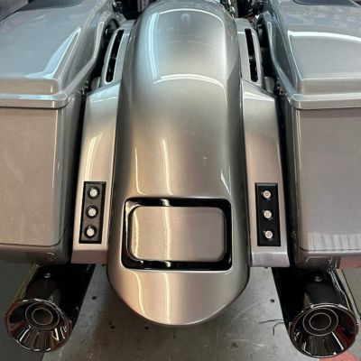 2023以降 CVOロードグライド/ST、CVOストリートグライド ショートスポーツリアフェンダー LEDテールライト/プレート付 (ブラック)