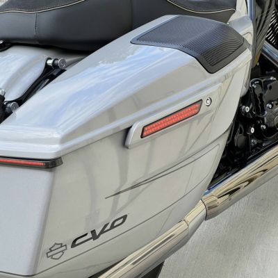 2024以降 ロードグライド、ストリートグライド サドルバッグラッチライト (スモーク) Custom Dynamics