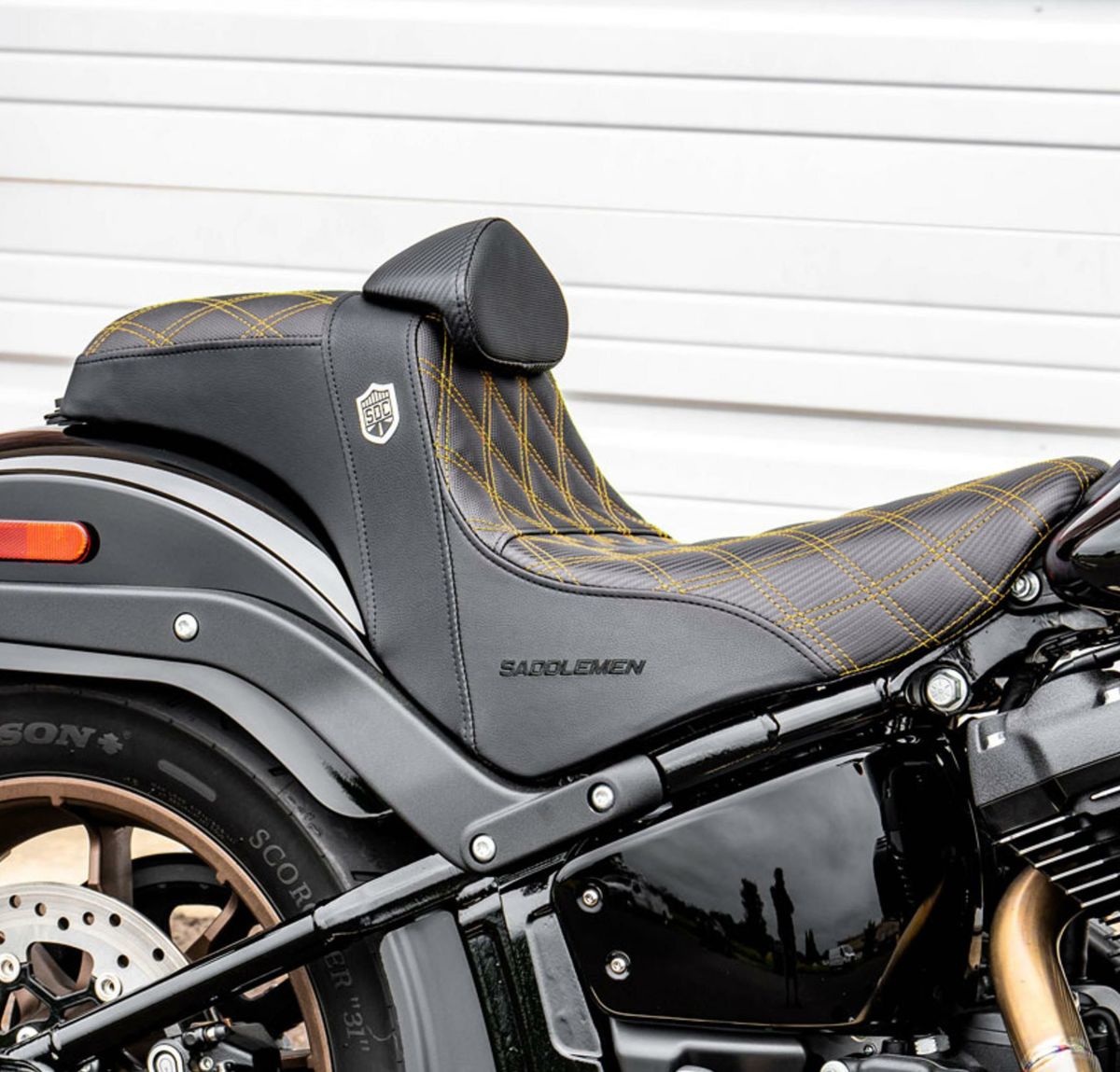 M8 ローライダー/S/ST、スポーツグライド SDC パフォーマンスグリッパーシート バックレスト付 (ゴールドLSステッチ) Saddlemen