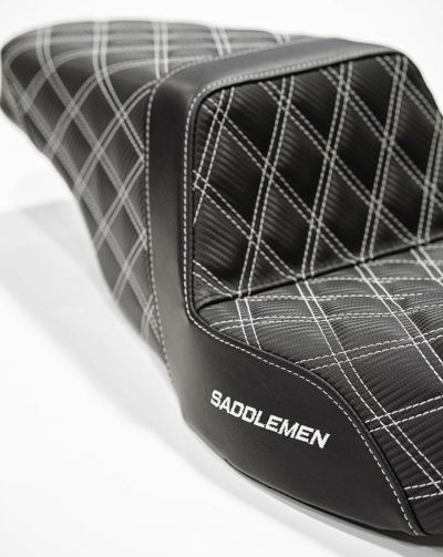 M8 ローライダー/S/ST、スポーツグライド SDC パフォーマンスグリッパーシート バックレスト付 (ホワイトLSステッチ) Saddlemen