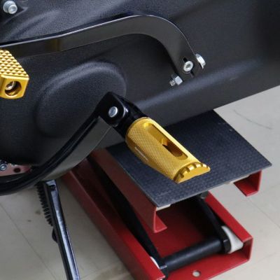 M8 ソフテイル、スポーツスターS、ナイトスター アルミ削り出し ライダーフットペグ (カラーアルマイト) SPEEDRA