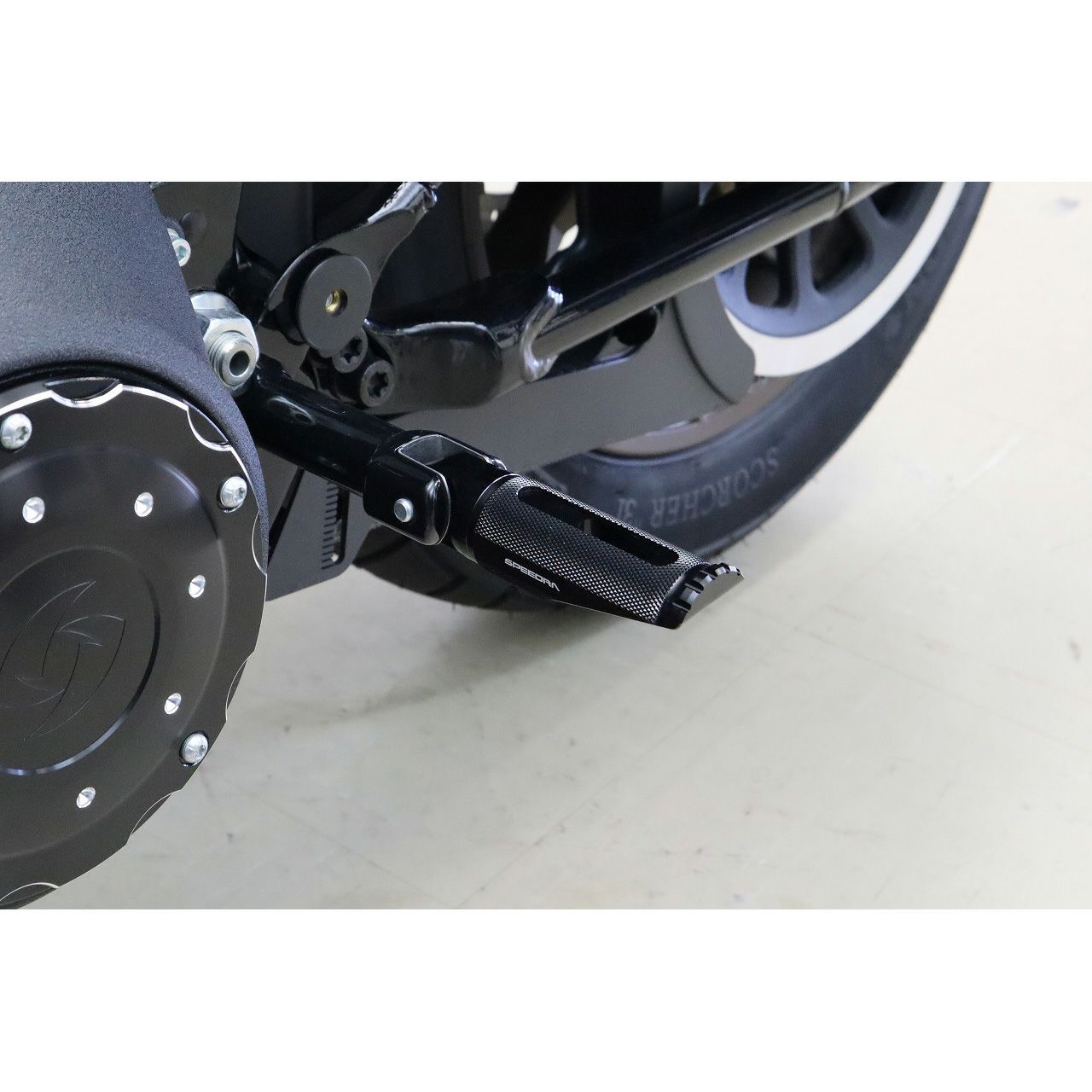 M8 ソフテイル、スポーツスターS、ナイトスター アルミ削り出し パッセンジャーフットペグ (ブラック) SPEEDRA3