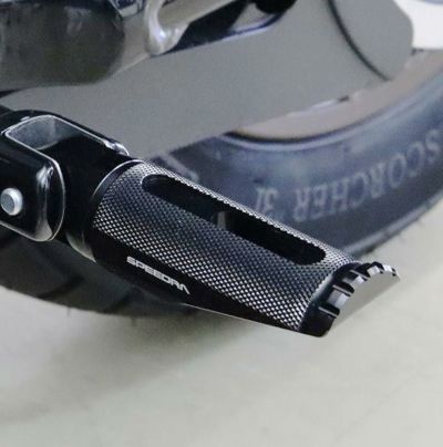 M8 ソフテイル、スポーツスターS、ナイトスター アルミ削り出し パッセンジャーフットペグ (ブラック) SPEEDRA