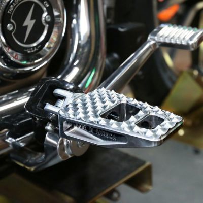 M8 ソフテイル、スポーツスターS、ナイトスター、パンアメリカ P-54 エクストラグリップ フットペグ (クローム) スラッシンサプライ(THRASHIN SUPPLY)