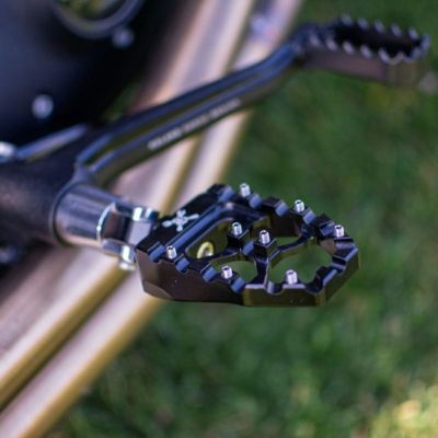 Burly Brand フットペグ  スポーツスター、ダイナ、ソフテイル MXエボリューション 