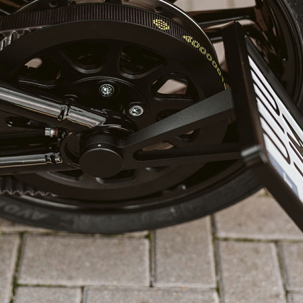 2008～2017 ソフテイル 日本仕様サイドナンバーブラケット (ブラックナットカバー付) Killer Custom1