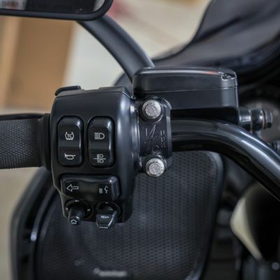 ツーリング、ソフテイル、ダイナ、スポーツスター、FXR スピードウェイ・クラッチ/ブレーキ パーチクランプ (ブラック)