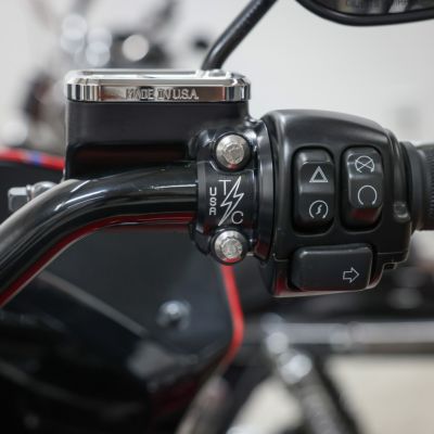 ツーリング、ソフテイル、ダイナ、スポーツスター、FXR スピードウェイ・クラッチ/ブレーキ パーチクランプ (ブラックxシルバー)