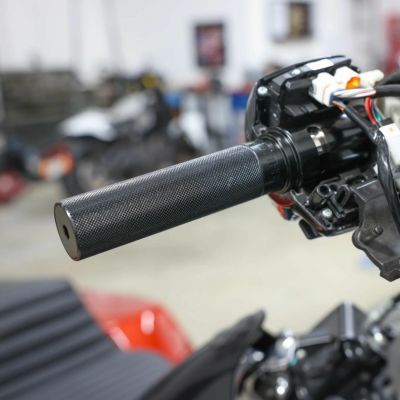 2024以降 ロードグライド、ストリートグライド、2025以降ソフテイル アルミビレットスロットルチューブ (ブラック) スラッシンサプライ