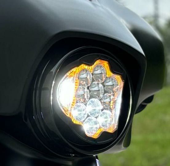 ツーリング、トライク、ソフテイル、ダイナFLD シルバートゥース 7インチLEDパフォーマンスヘッドライト ホグワークズ