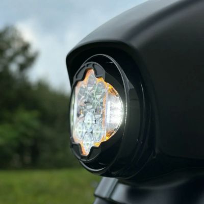 ツーリング、トライク、ソフテイル、ダイナFLD シルバートゥース 7インチLEDパフォーマンスヘッドライト ホグワークズ