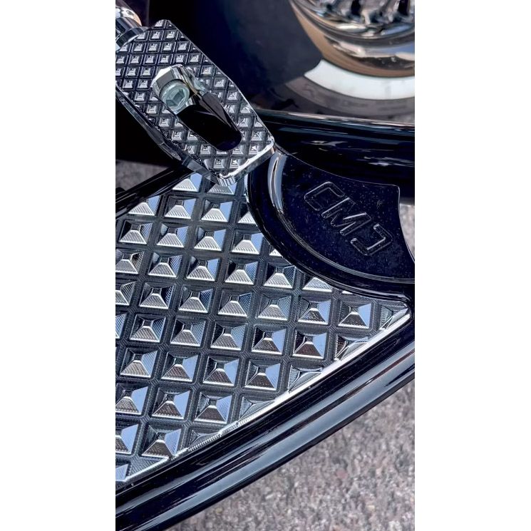 1986～2017 FL ソフテイル ELEV8 ライダーフロアボード (ブラック/クロームインサート) CMC1