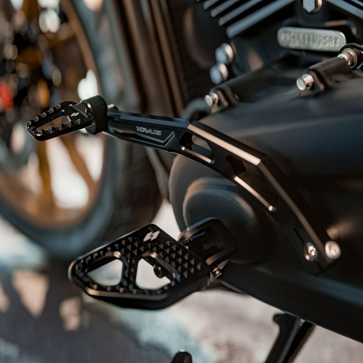 M8 ストリートボブ、スタンダード、ローライダー/S/ST　SX3 フットコントロールキット (ブラック) クラウス8