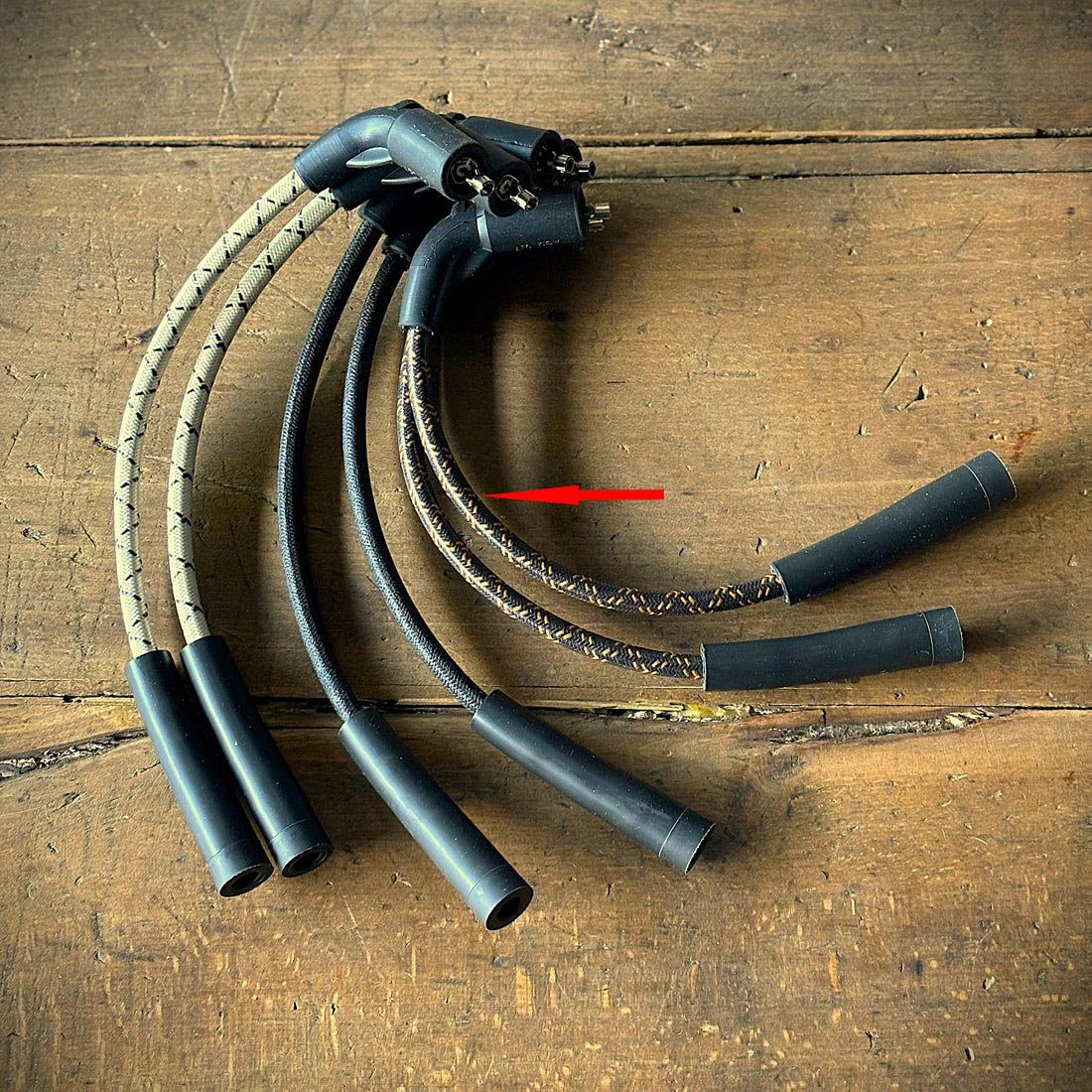 スポーツスター 布巻きスパークプラグコード 上向き用 (ブラック/オレンジ) INFINITY1