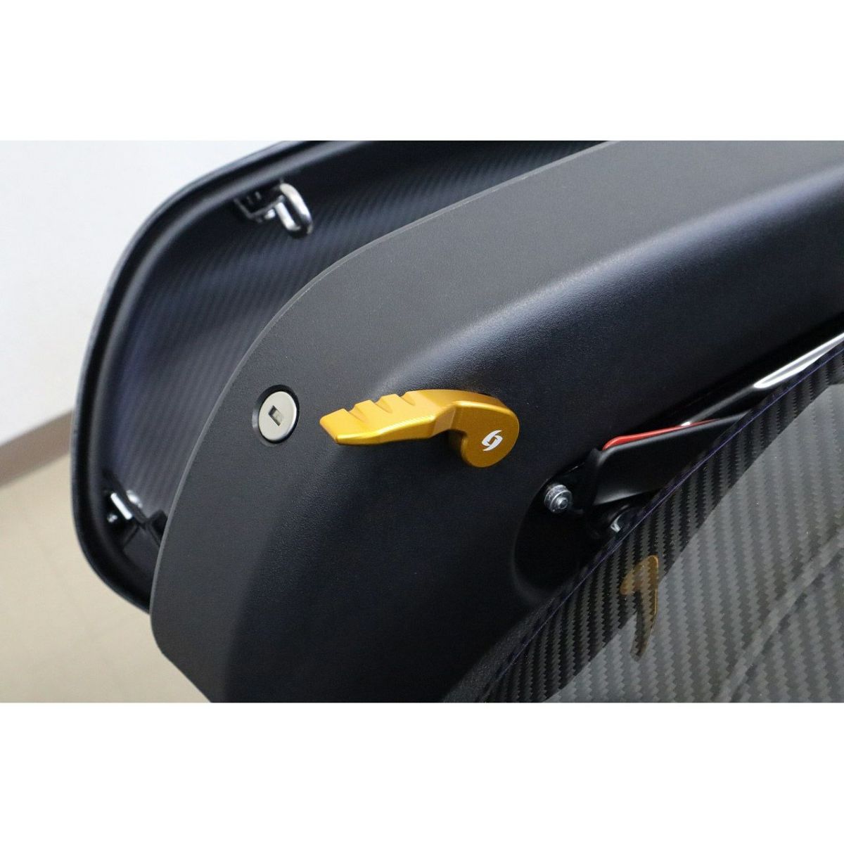 M8ソフテイル ローライダーST、エルディアブロ、スポーツグライド サドルバッグラッチレバー (ゴールド) スピードラ2