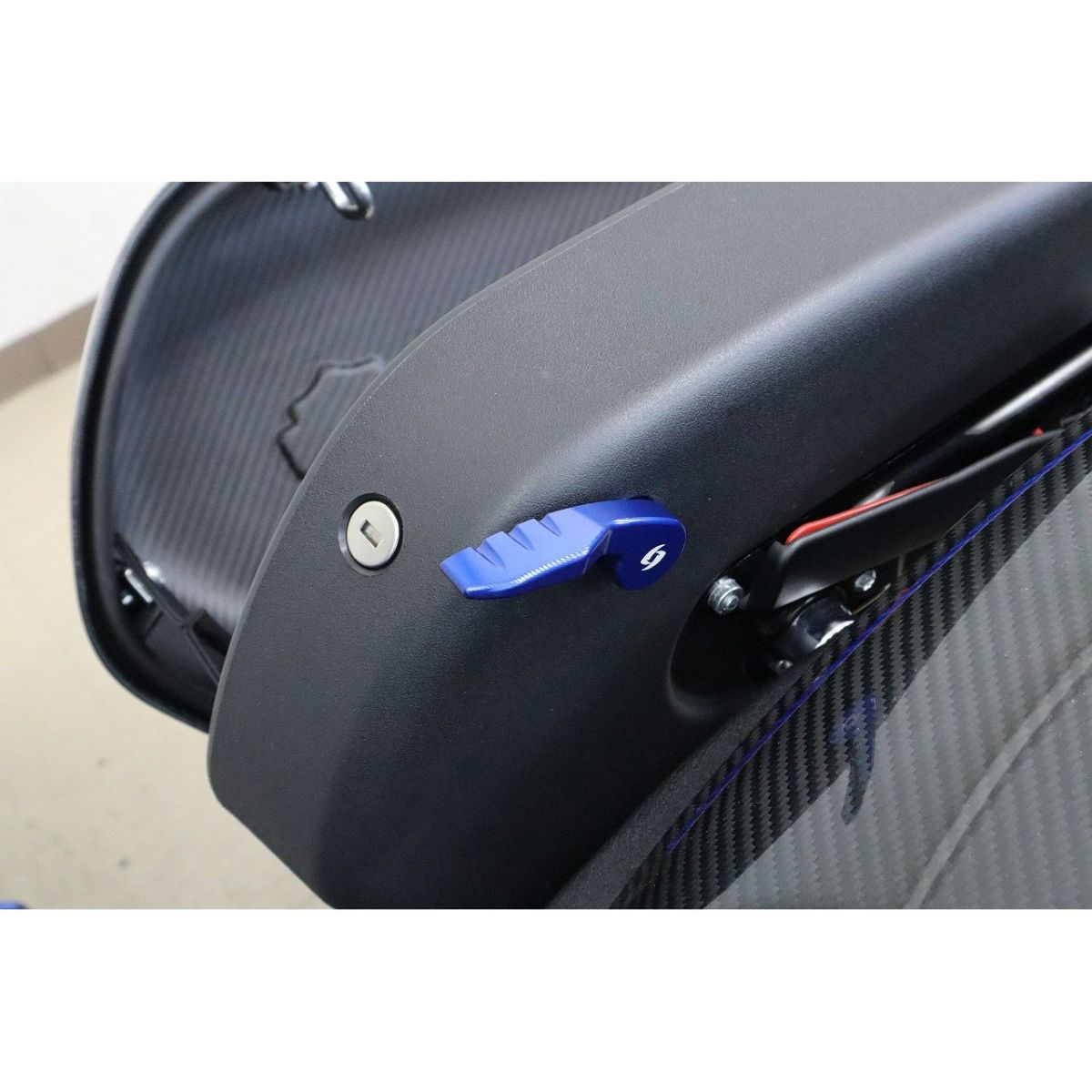  M8ソフテイル ローライダーST、エルディアブロ、スポーツグライド サドルバッグラッチレバー (ブルー) スピードラ3