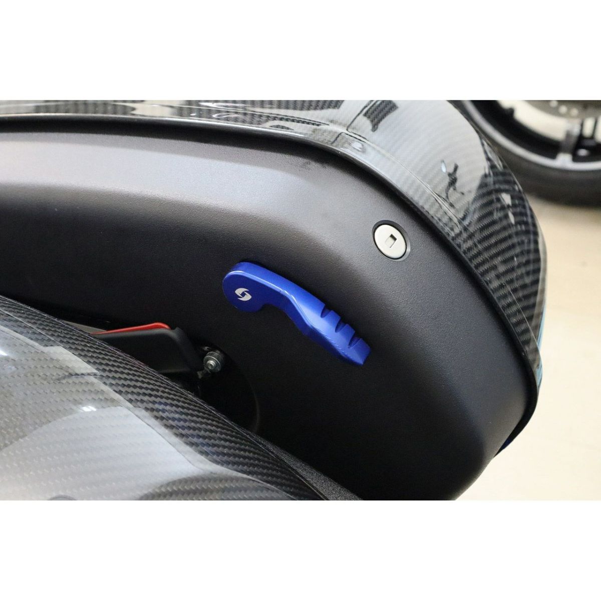  M8ソフテイル ローライダーST、エルディアブロ、スポーツグライド サドルバッグラッチレバー (ブルー) スピードラ4