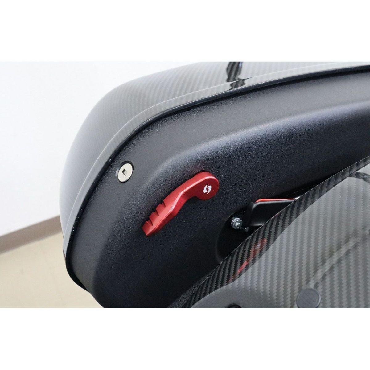 M8ソフテイル ローライダーST、エルディアブロ、スポーツグライド サドルバッグラッチレバー (レッド) スピードラ3