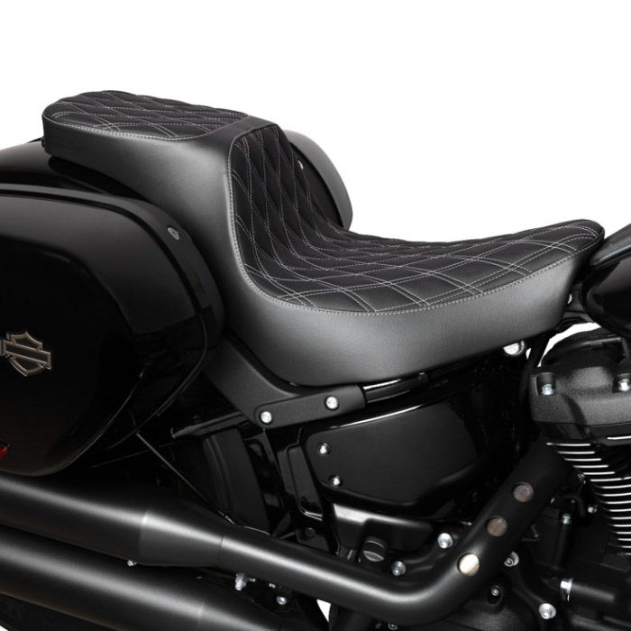 M8ソフテイル ローライダー/S/ST、スポーツグライド パフォーマンスプレデター 2UPシート (ダブルダイアモンド/シルバー)