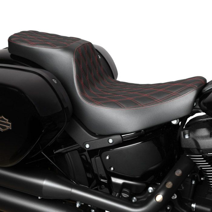  M8ソフテイル ローライダー/S/ST、スポーツグライド パフォーマンスプレデター 2UPシート (ダブルダイアモンド/レッド)