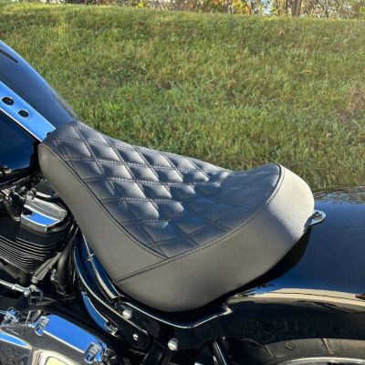 M8 ブレイクアウト ファットボーイ ワイドボバー リアフェンダー用 ソロシート ダイアモンドステッチ HOGWORKZ