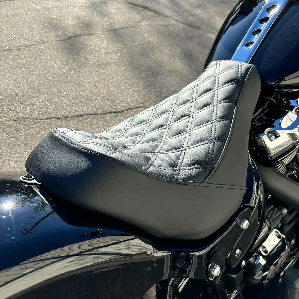 M8 ブレイクアウト ファットボーイ ワイドボバー リアフェンダー用 ソロシート ダイアモンドステッチ HOGWORKZ 2