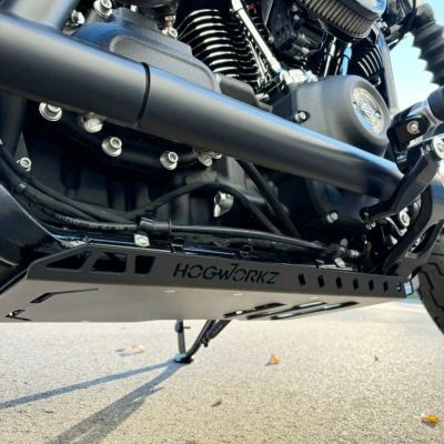 M8ソフテイル スキッドプレート シャーシプロテクター ブラック