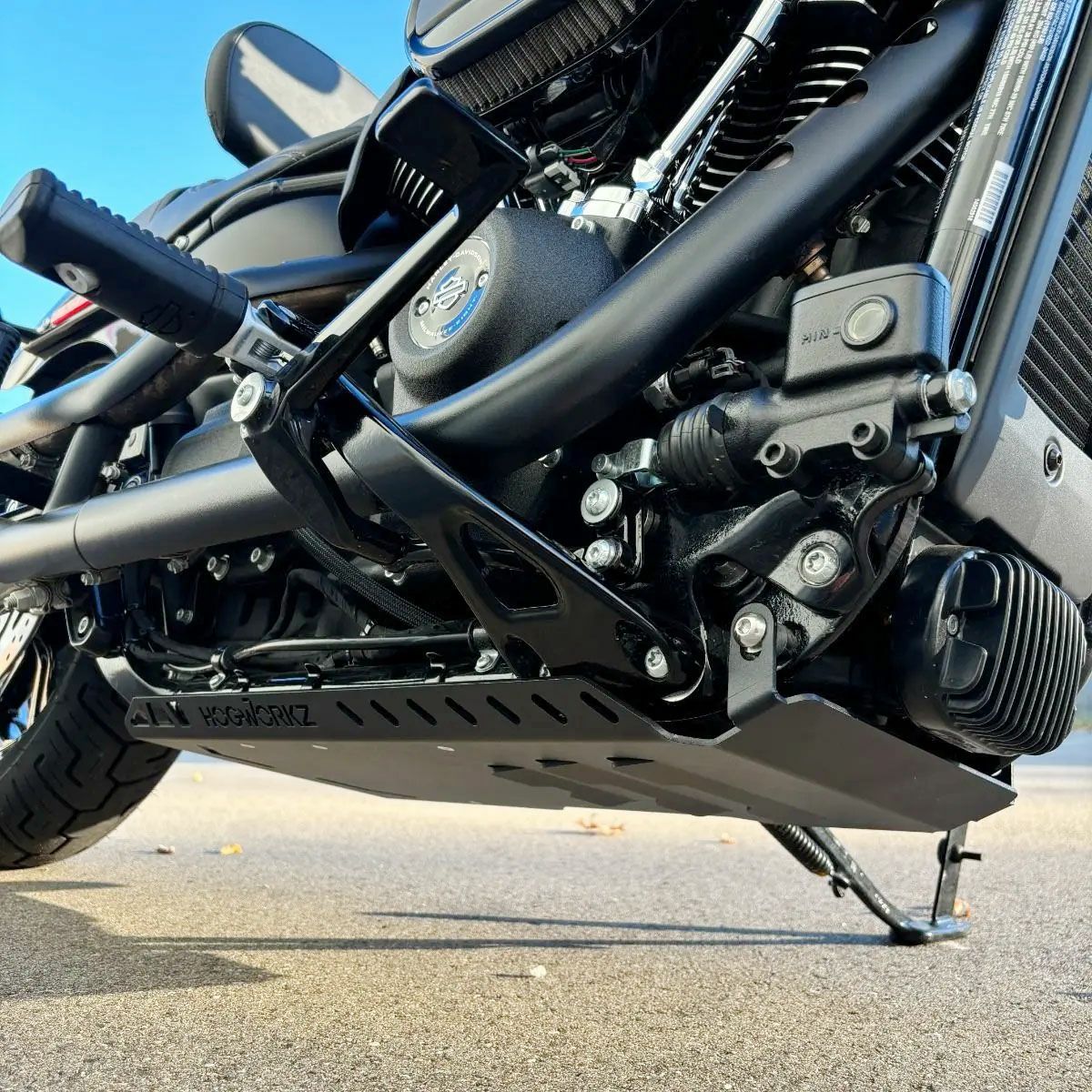 M8ソフテイル スキッドプレート シャーシプロテクター ブラック HOGWORKZ 2