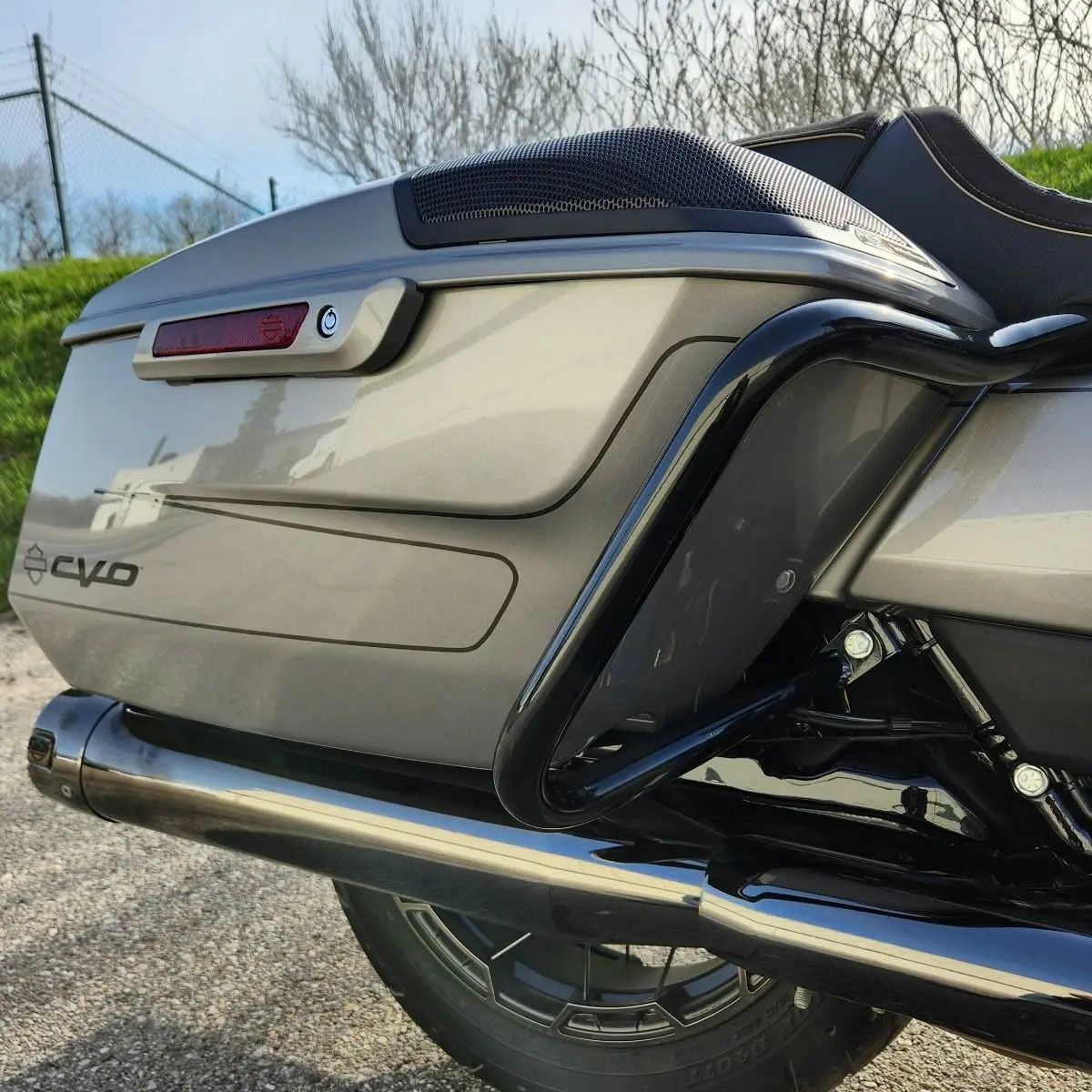 2024以降 FLHX FLTRX PORK CHOP 1.25インチ サドルバッグガード ブラック