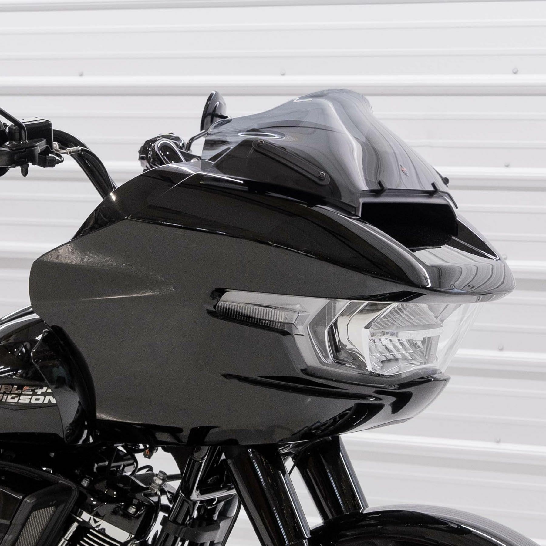 2024以降 ロードグライド 8インチ スポーツウィンドシールド (ライトスモーク)