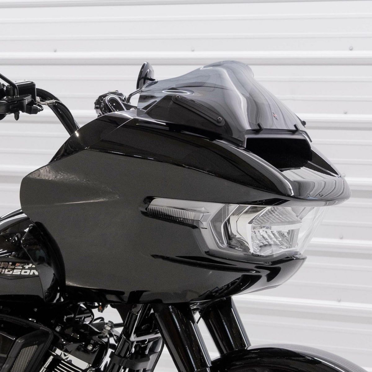 2024以降 ロードグライド 8インチ スポーツウィンドシールド (ライトスモーク)