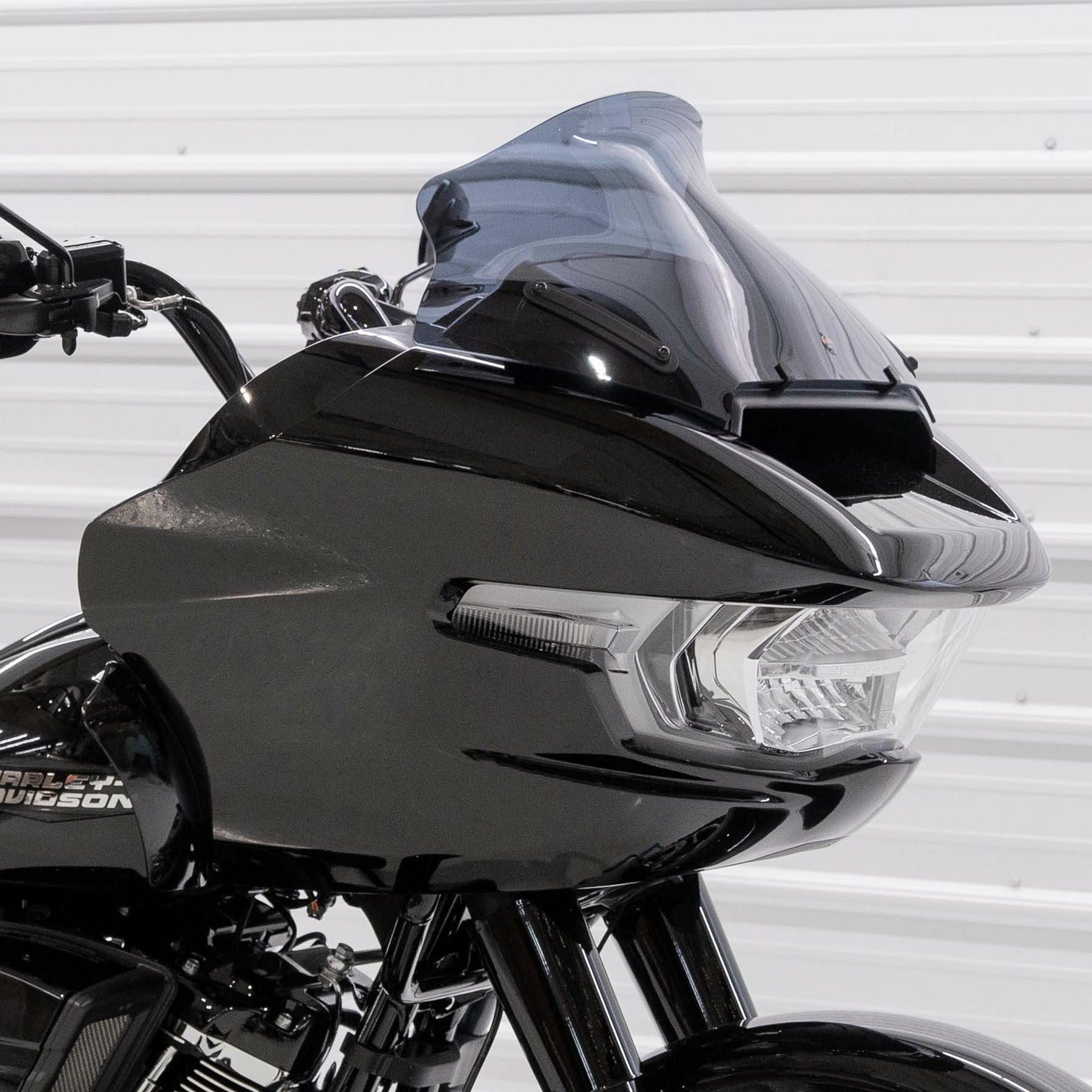 2024以降 ロードグライド 11インチ スポーツウィンドシールド (ダークスモーク)