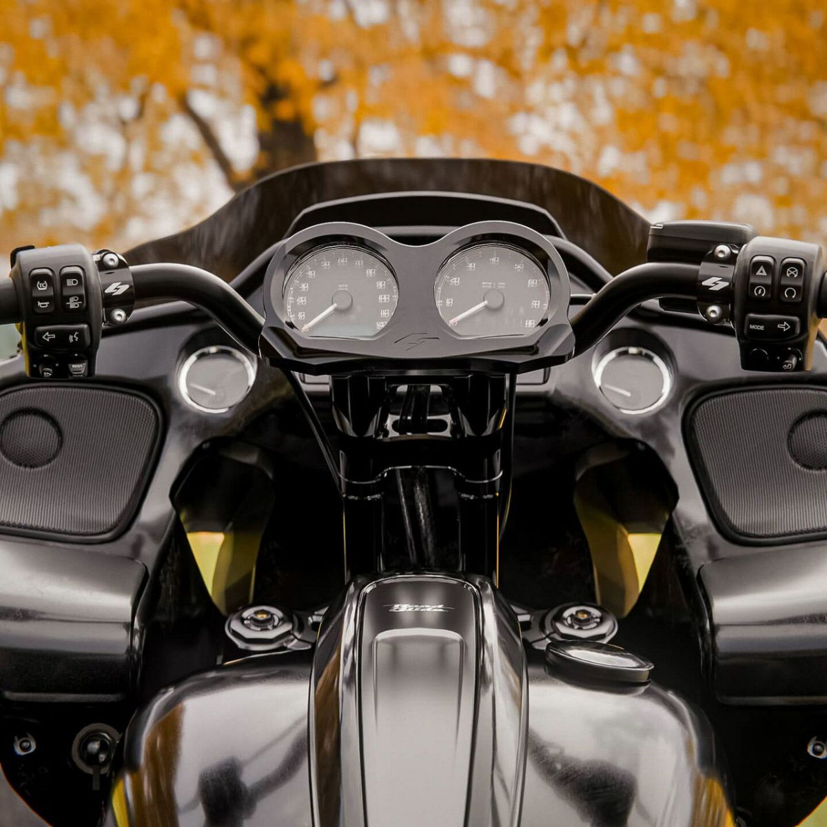 2015以降 ロードグライド アイソレーテッドライザー 8インチ キックバック (ブラック)