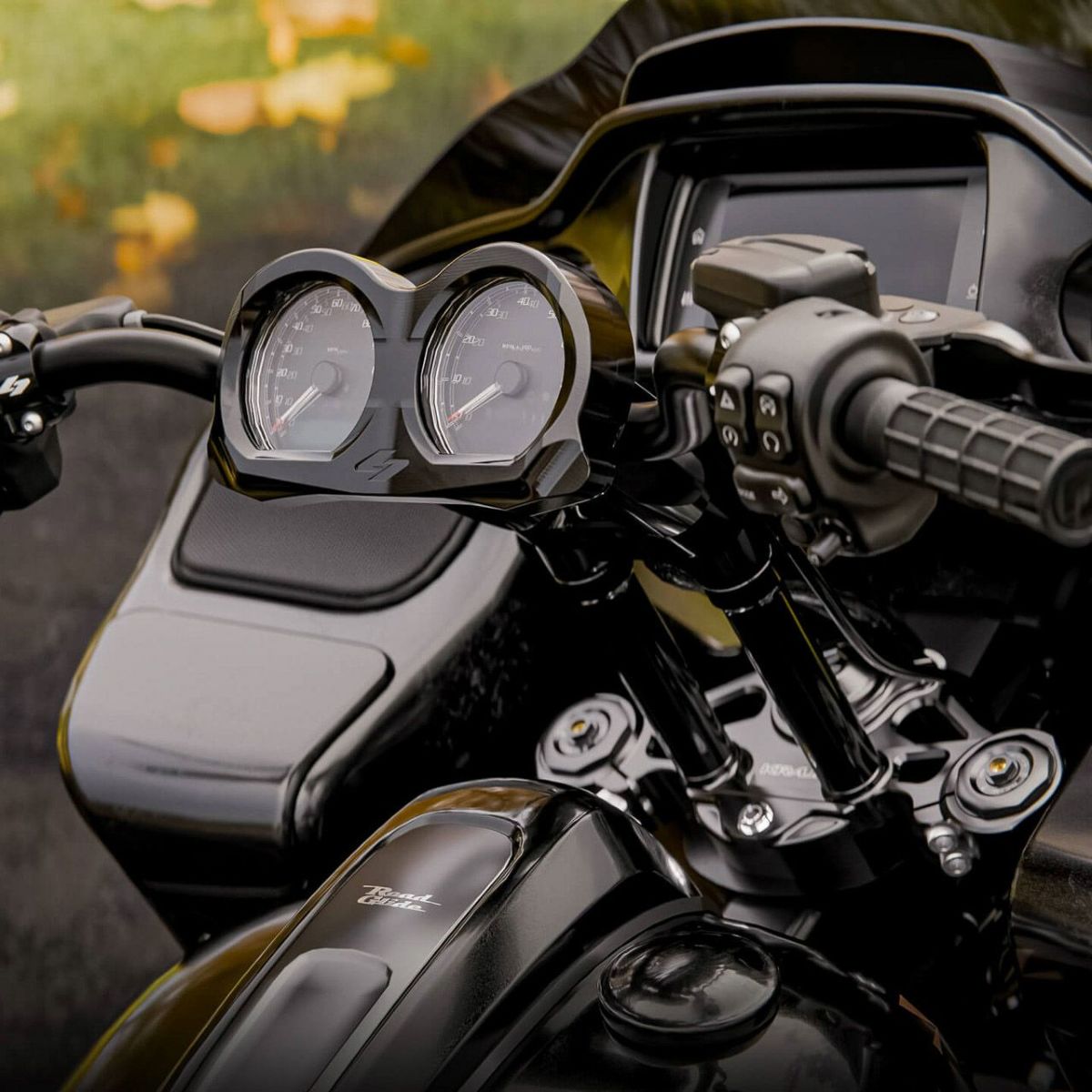 2015以降 ロードグライド アイソレーテッドライザー 10インチ キックバック (ブラック)