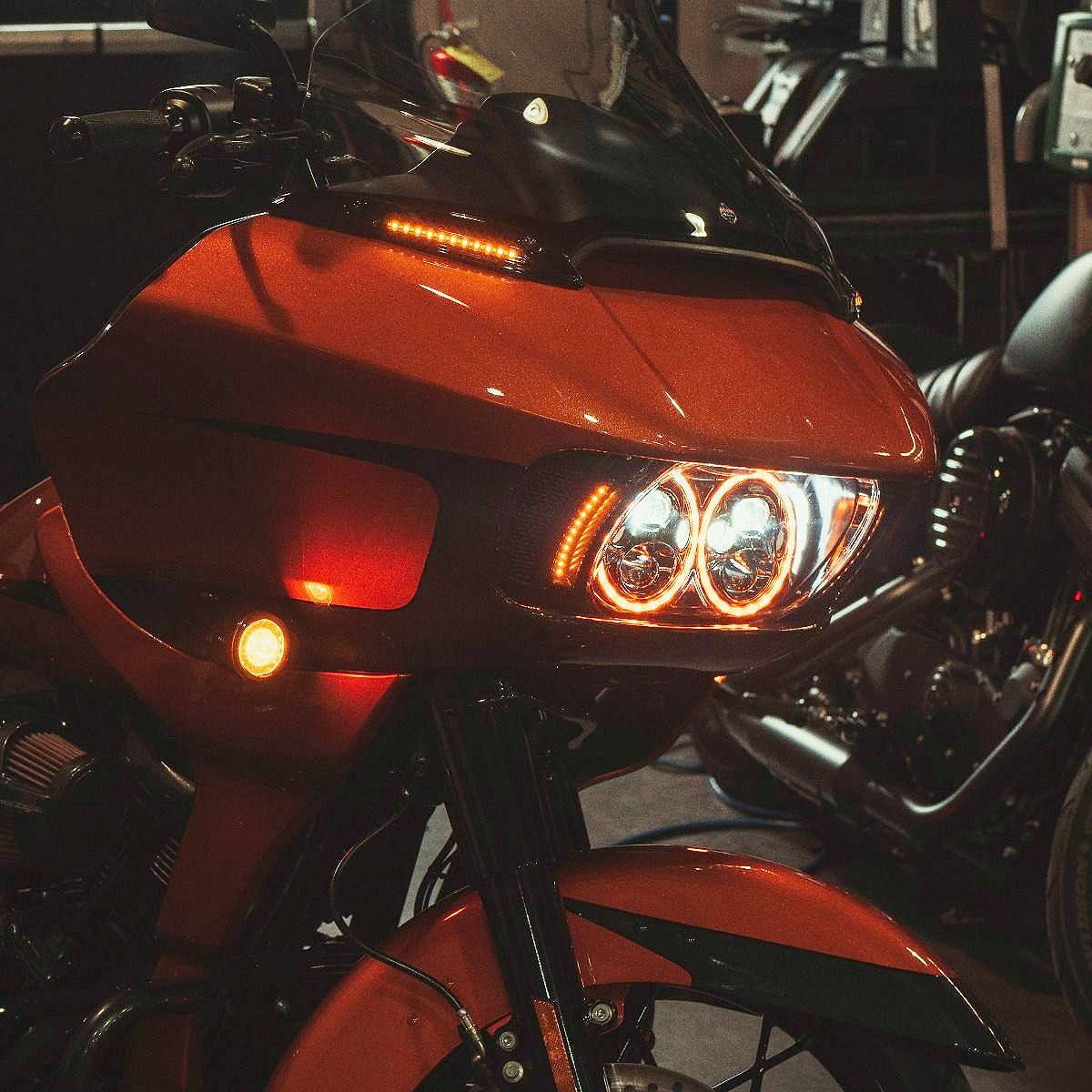 2015以降ロードグライド ターンシグナル付 LEDウィンドシールドトリム グロスブラック Custom Dynamics（カスタムダイナミクス） 4