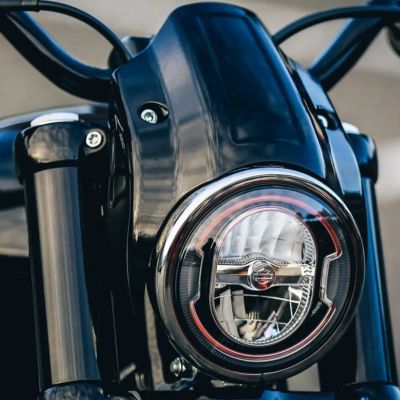 M8ソフテイル ストリートボブ、スタンダード アルミ ヘッドライトキャップ (ブラック) サンダーバイク