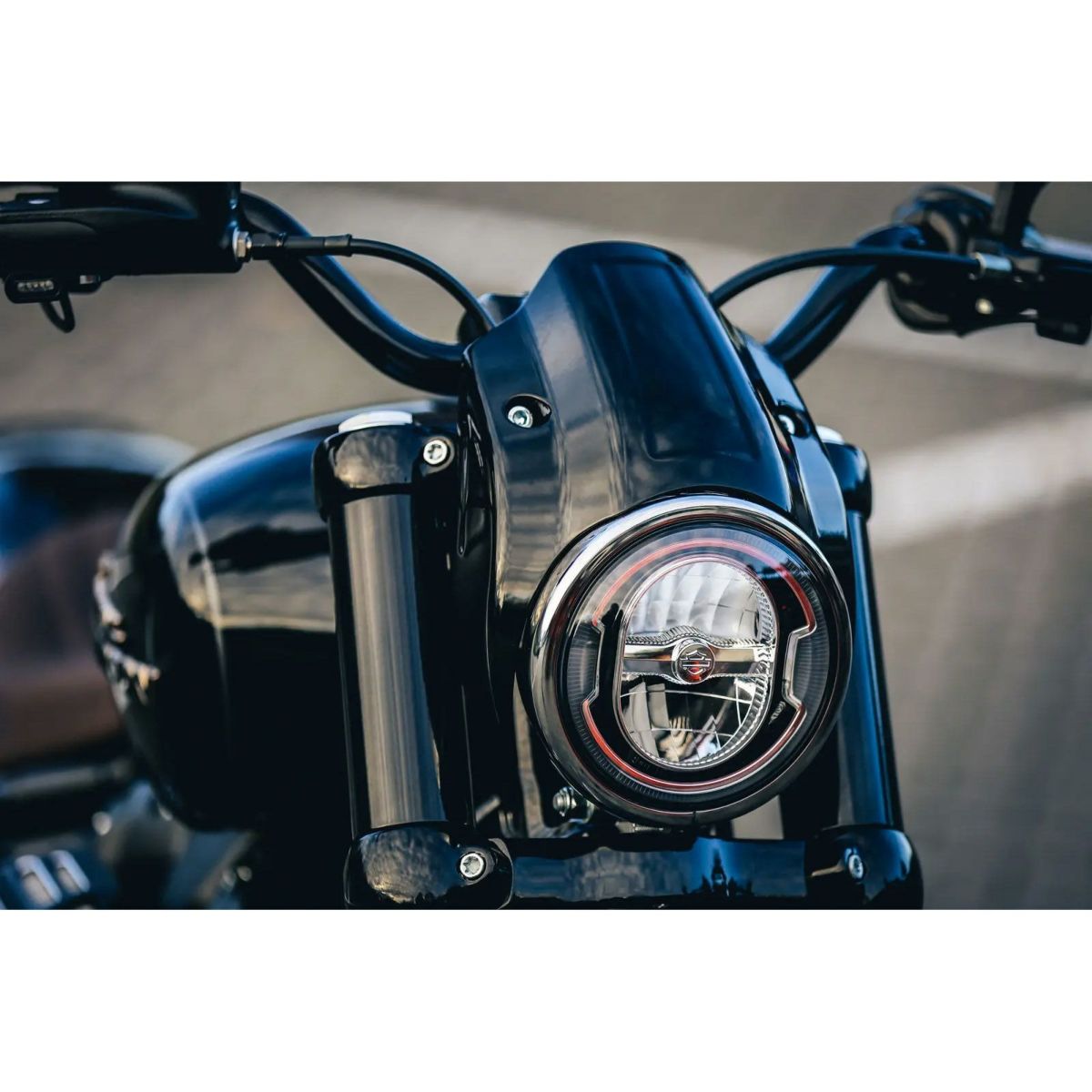 M8ソフテイル ストリートボブ、スタンダード アルミ ヘッドライトキャップ (ブラック)1