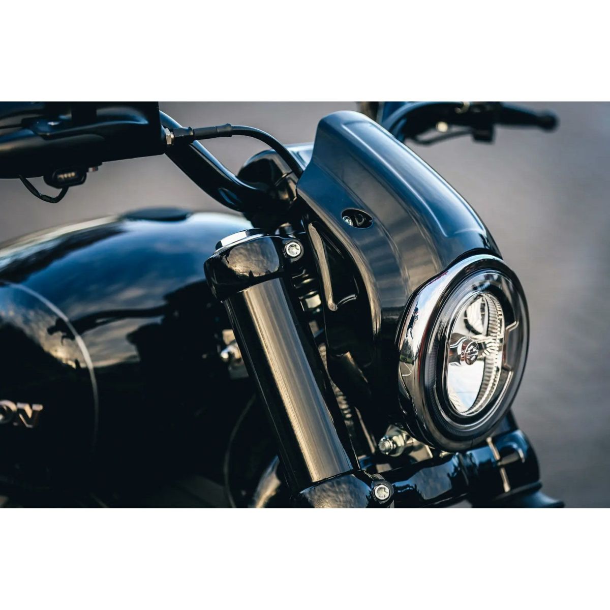 M8ソフテイル ストリートボブ、スタンダード アルミ ヘッドライトキャップ (ブラック)2